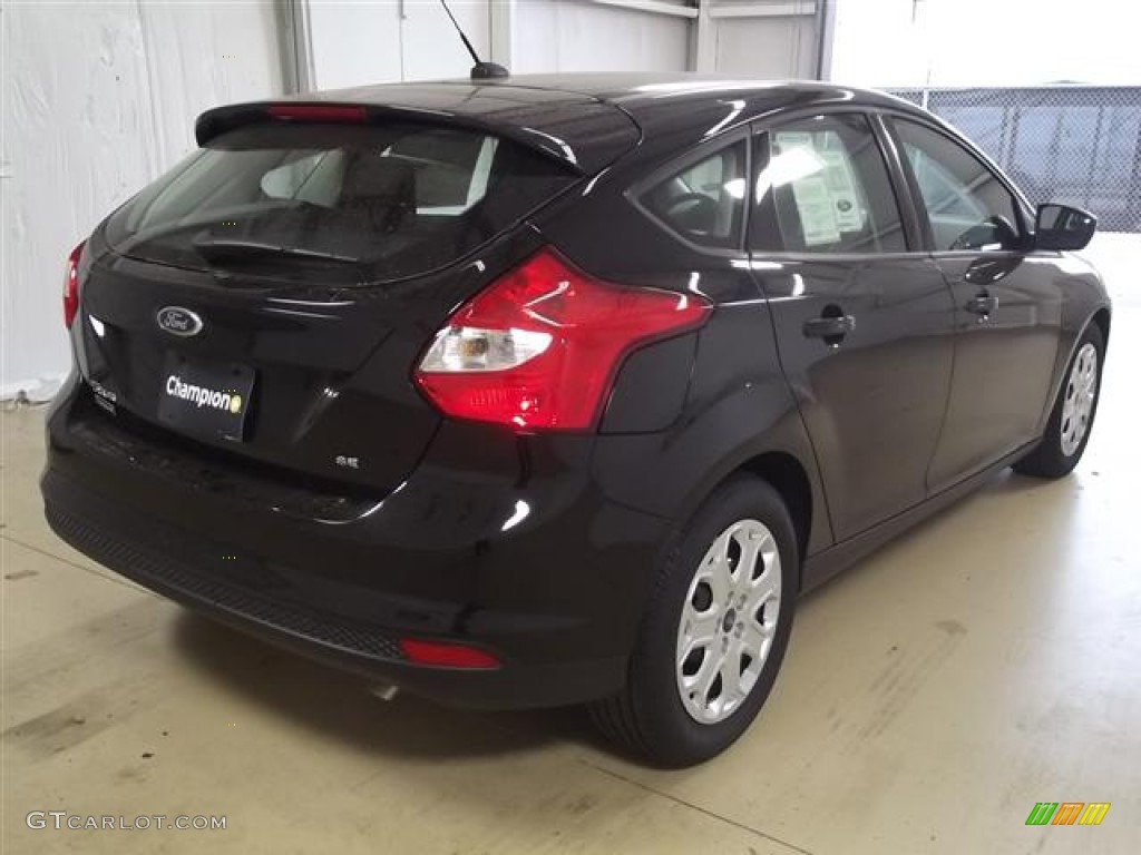 2012 Focus SE 5-Door - Black / Charcoal Black photo #4