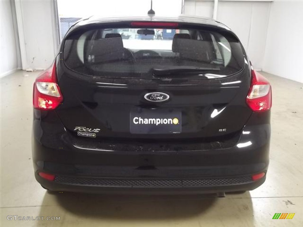 2012 Focus SE 5-Door - Black / Charcoal Black photo #5