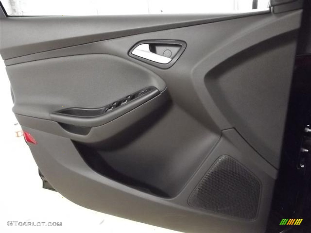 2012 Focus SE 5-Door - Black / Charcoal Black photo #20