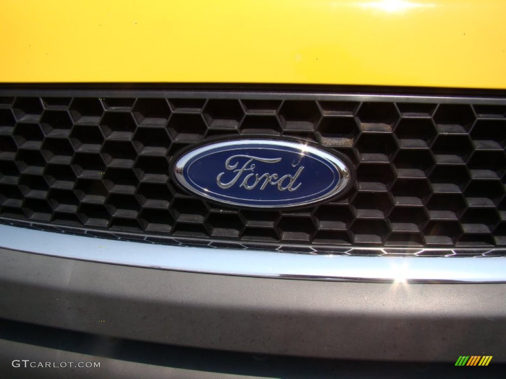 2003 Ford Escape XLT V6 4WD Marks and Logos Photos