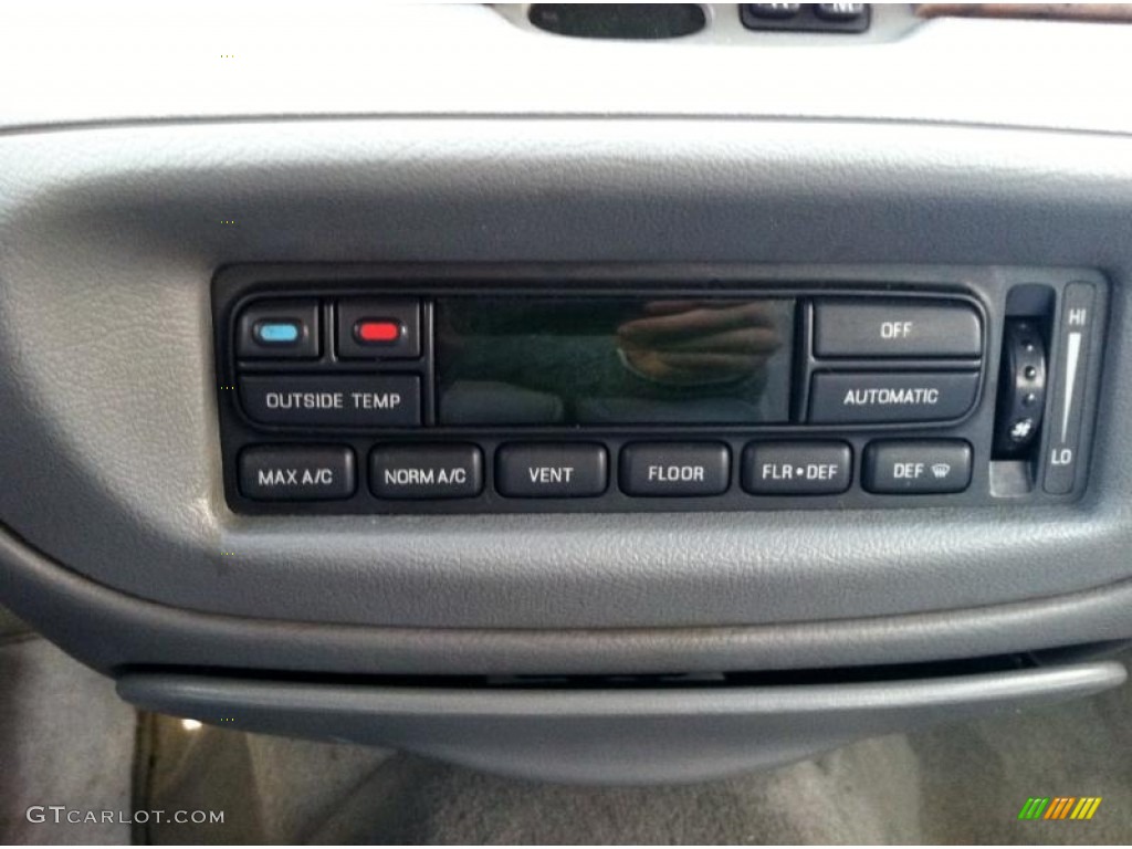 1998 Ford Crown Victoria LX Sedan Controls Photo #60130179