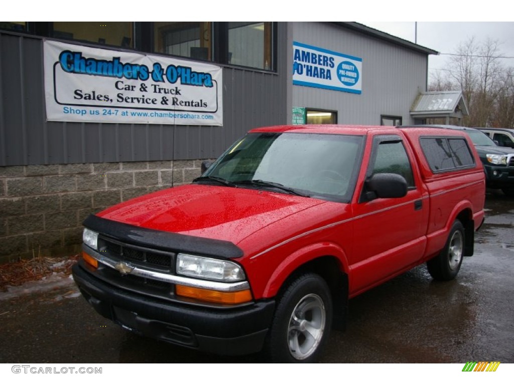 2003 S10 Regular Cab - Victory Red / Graphite photo #1