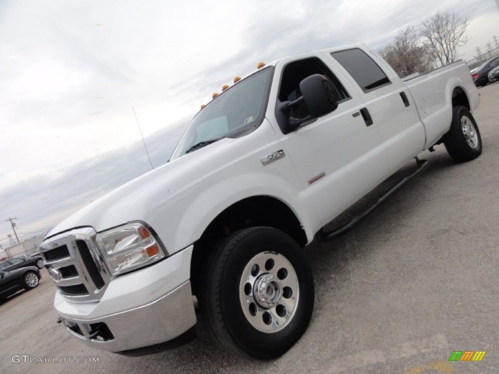 2005 F350 Super Duty XLT Crew Cab 4x4 - Oxford White / Medium Flint photo #2