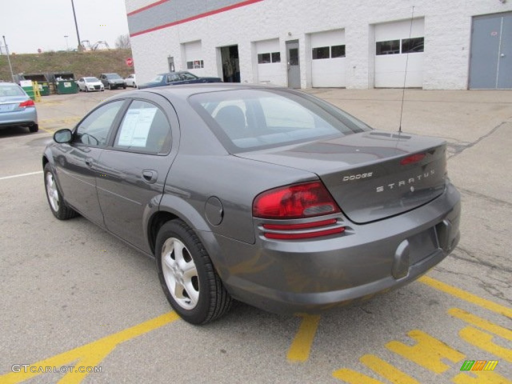 2004 Stratus SXT Sedan - Graphite Metallic / Dark Slate Gray photo #3