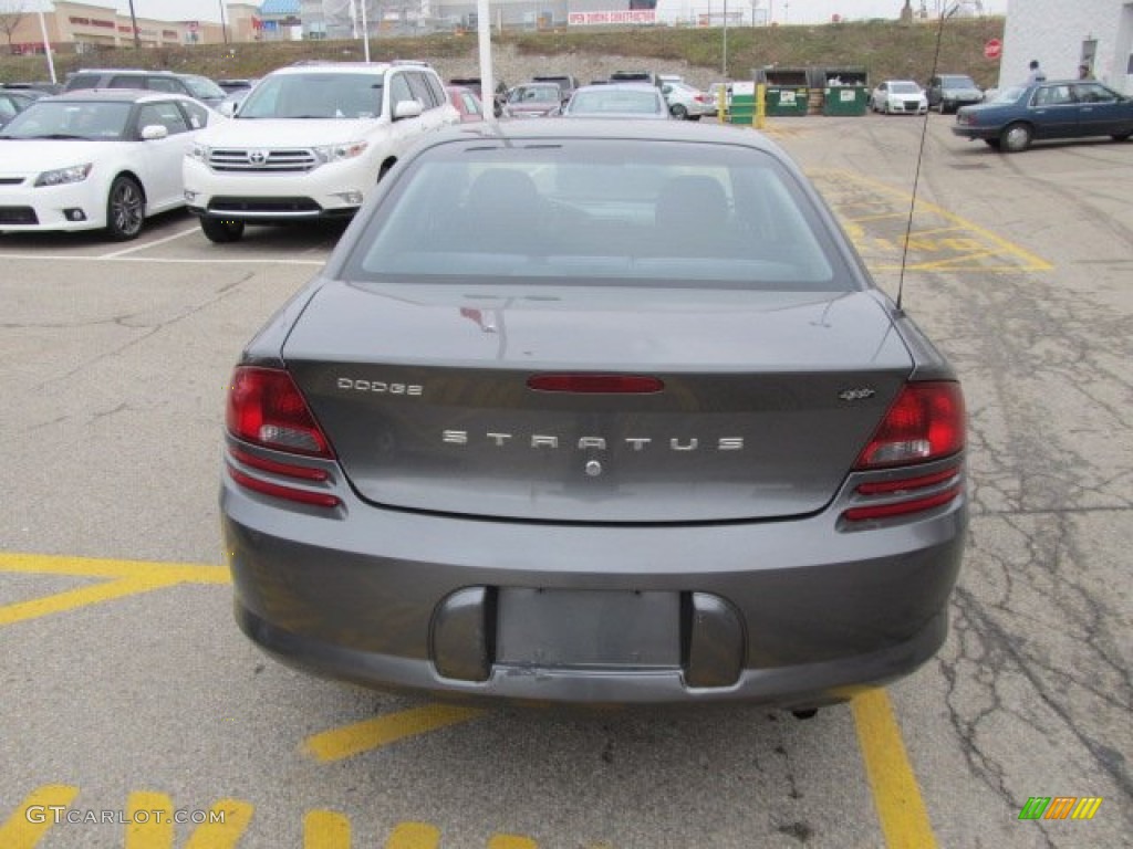 2004 Stratus SXT Sedan - Graphite Metallic / Dark Slate Gray photo #4