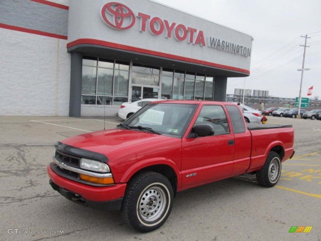 2003 S10 LS Extended Cab 4x4 - Victory Red / Graphite photo #1