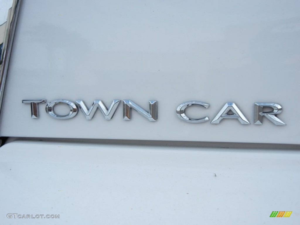 2011 Town Car Signature Limited - Vibrant White / Light Camel photo #9