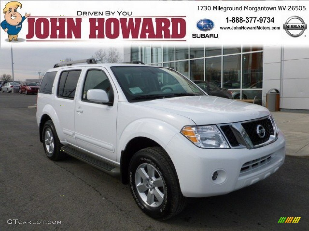 Avalanche White Nissan Pathfinder