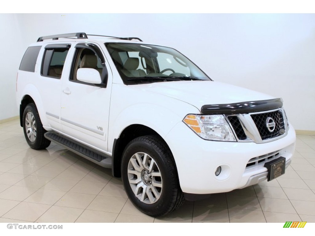 Avalanche White Nissan Pathfinder