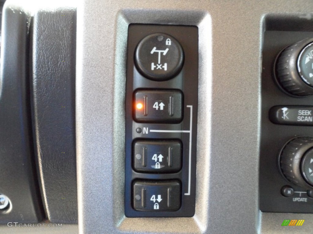 2004 Hummer H2 SUV Controls Photo #60206098