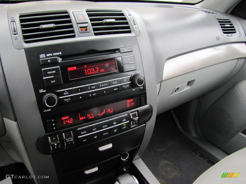 2009 Kia Borrego EX V6 4x4 Controls Photo #60229666