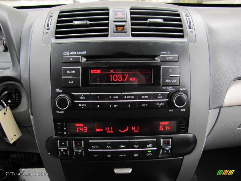 2009 Kia Borrego EX V6 4x4 Audio System Photo #60229672