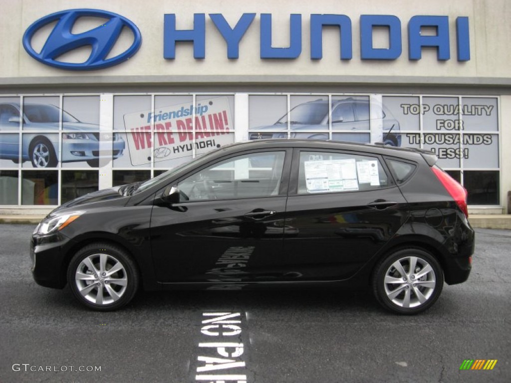 2012 Accent SE 5 Door - Ultra Black / Gray photo #1