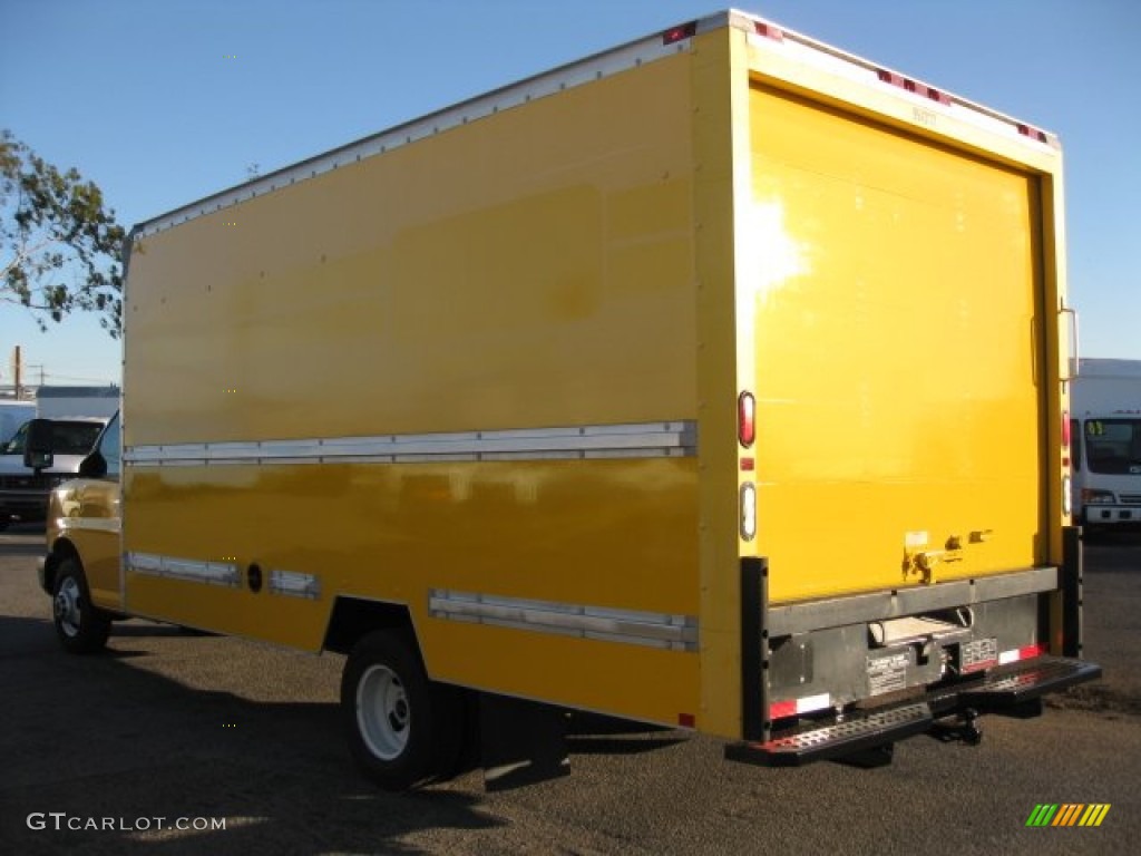2008 Savana Cutaway 3500 Commercial Moving Truck - Yellow / Medium Pewter photo #4