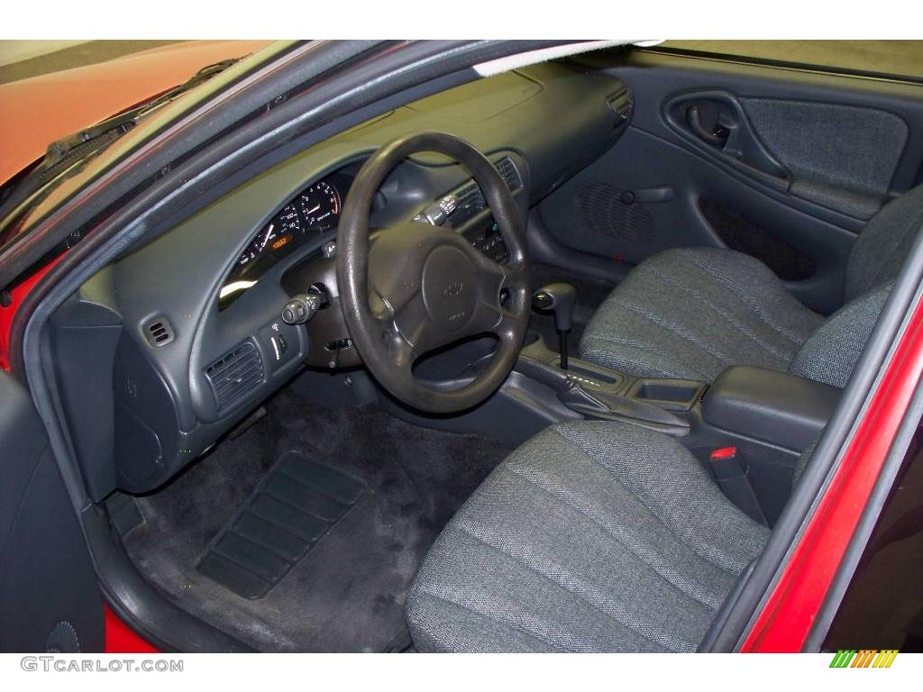 2004 Cavalier Sedan - Victory Red / Graphite photo #8