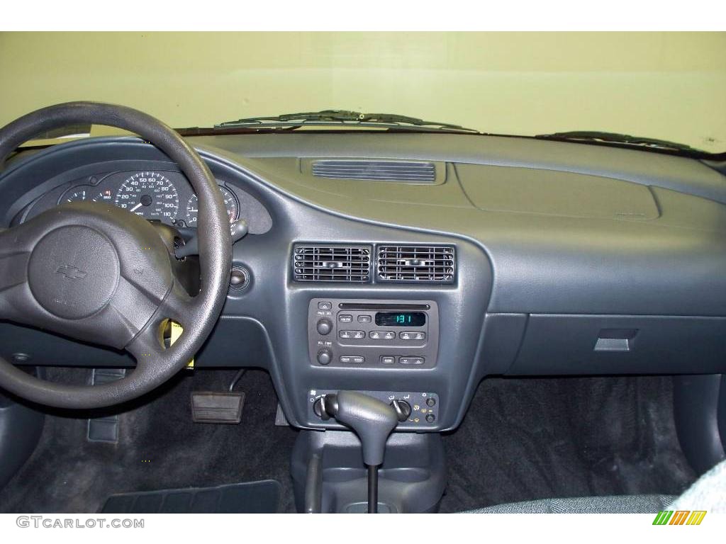 2004 Cavalier Sedan - Victory Red / Graphite photo #11