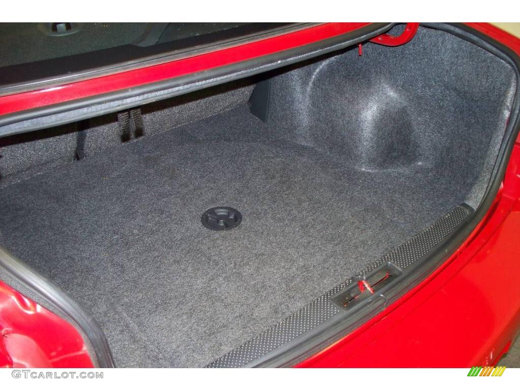 2004 Cavalier Sedan - Victory Red / Graphite photo #13