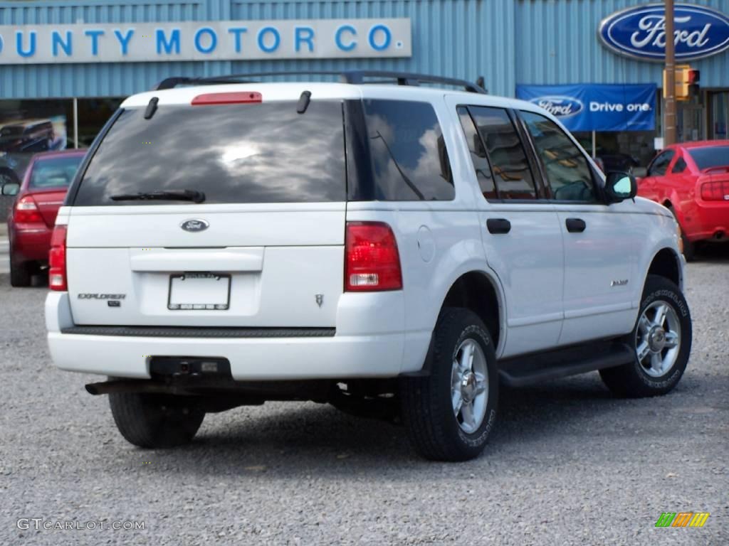 2004 Explorer XLT 4x4 - Oxford White / Graphite photo #5