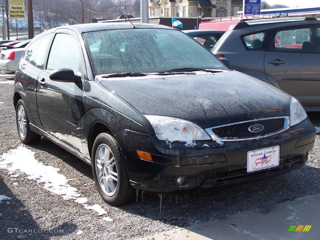 2005 Focus ZX3 SE Coupe - Pitch Black / Dark Flint/Light Flint photo #2