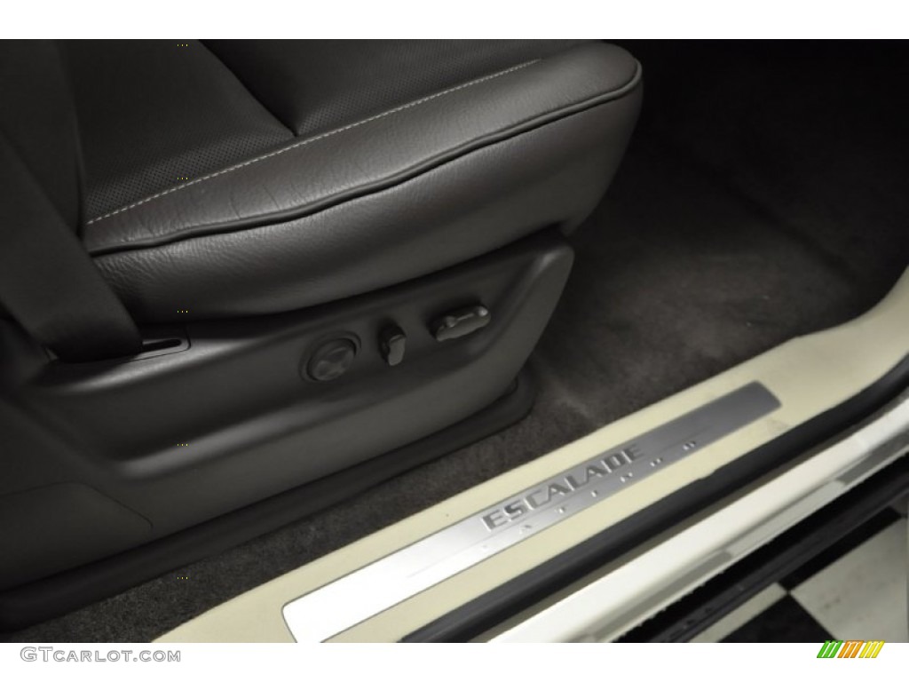 2012 Cadillac Escalade Platinum AWD Marks and Logos Photos