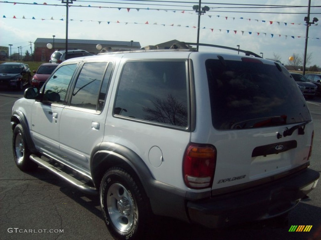 2000 Explorer XLT 4x4 - Oxford White / Medium Prairie Tan photo #3