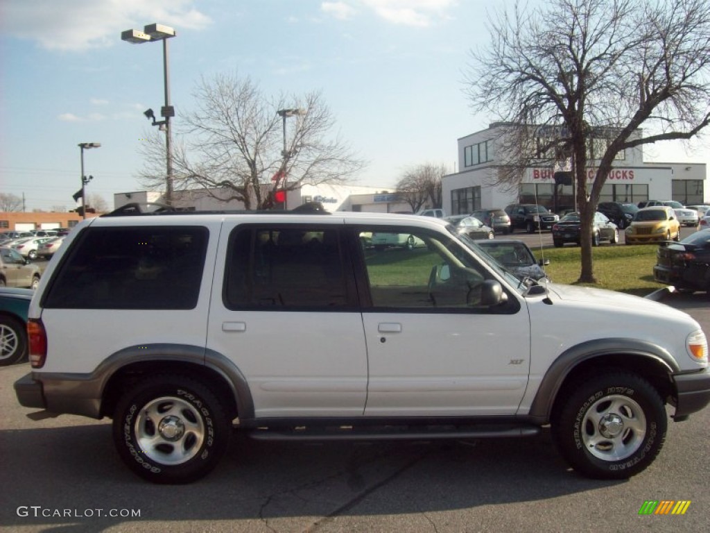 2000 Explorer XLT 4x4 - Oxford White / Medium Prairie Tan photo #6