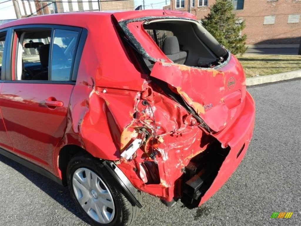 2012 Versa 1.8 S Hatchback - Red Alert / Charcoal photo #42