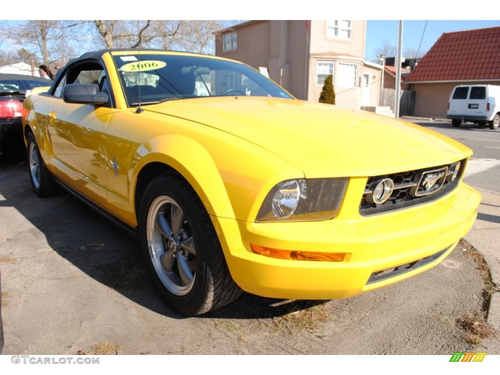 2006 Mustang V6 Deluxe Convertible - Screaming Yellow / Dark Charcoal photo #4
