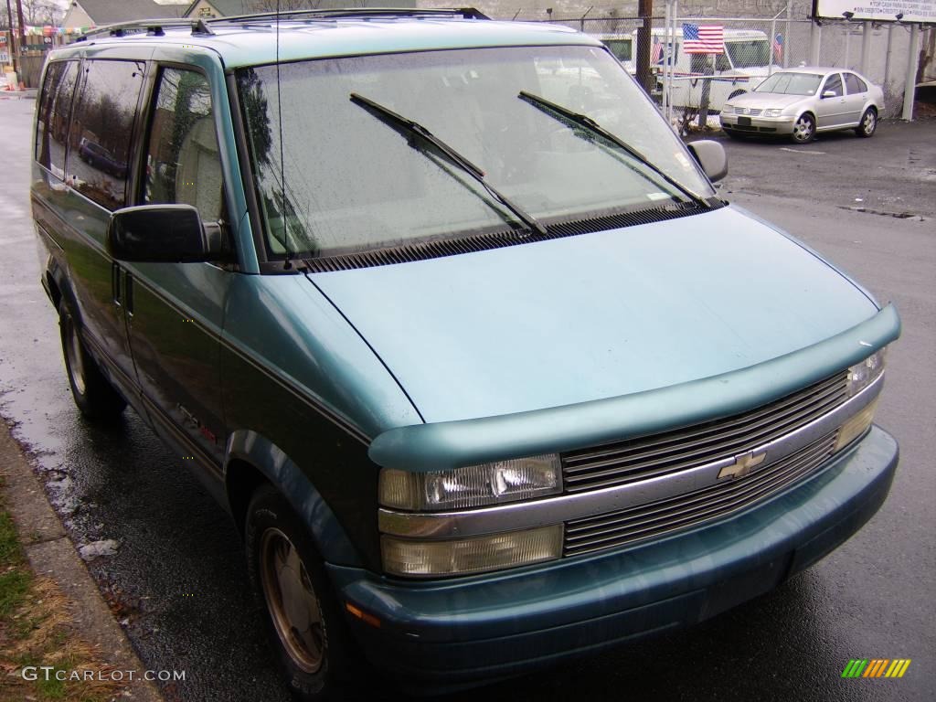 1995 Astro CL AWD Passenger Van - Medium Quasar Blue Metallic / Neutral photo #2