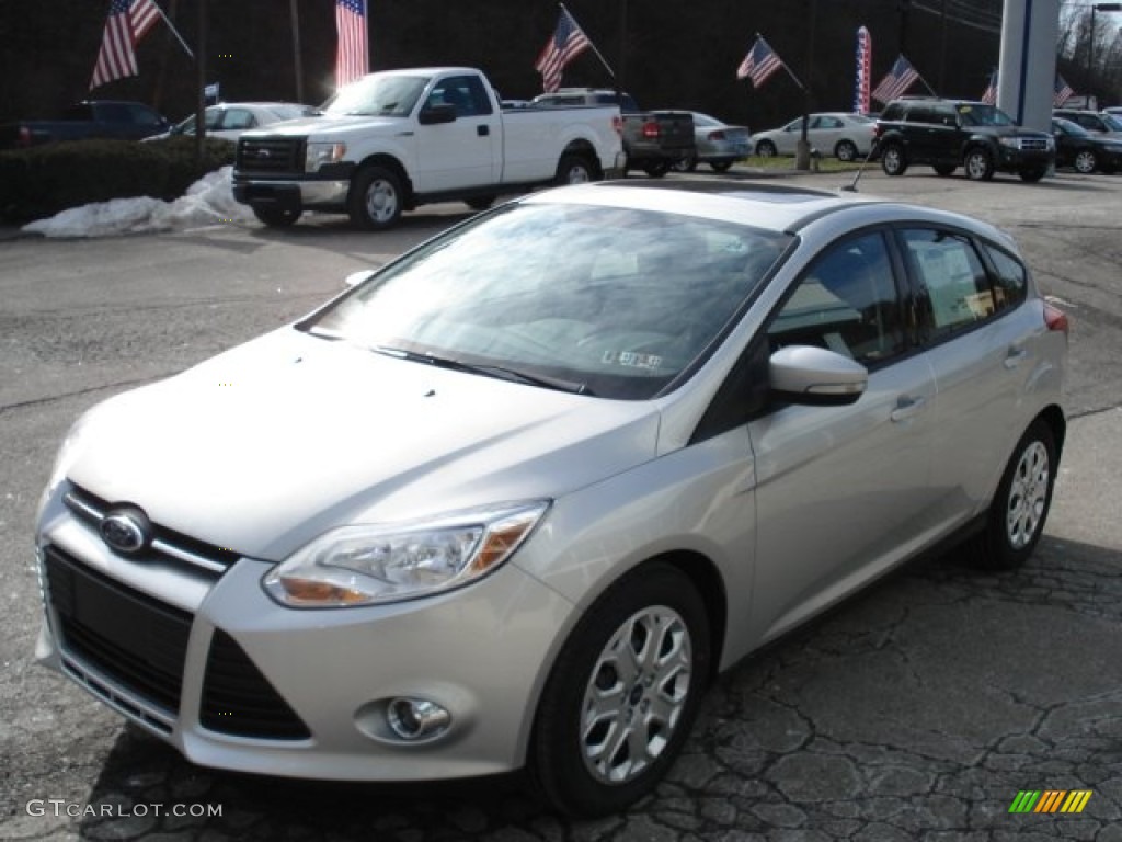 2012 Focus SE 5-Door - Ingot Silver Metallic / Charcoal Black photo #4