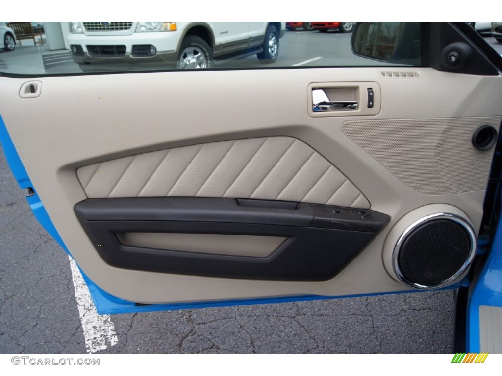 2010 Ford Mustang V6 Premium Convertible Stone Door Panel Photo #60373743