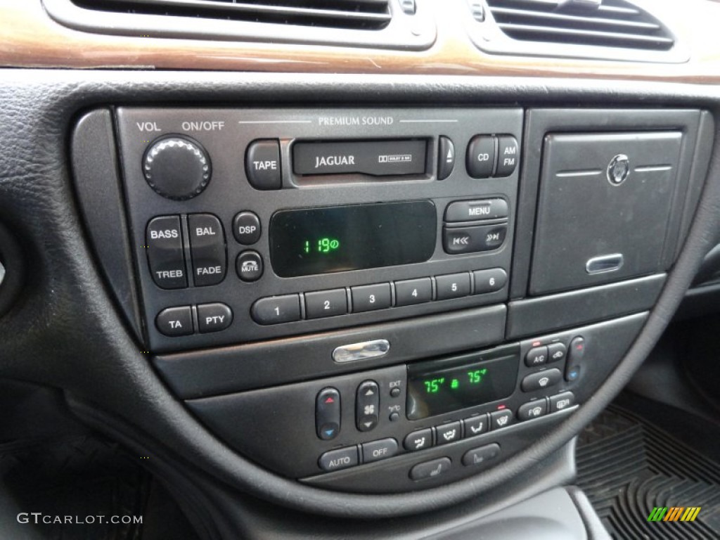 2001 Jaguar S-Type 4.0 Controls Photo #60380953