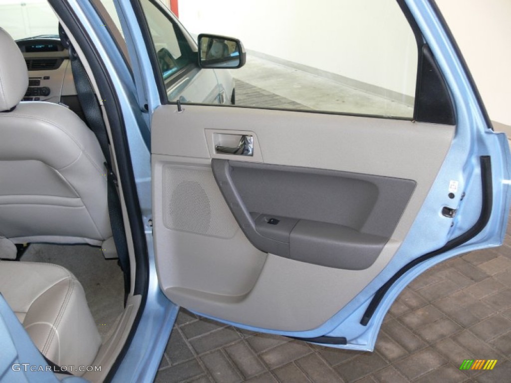 2009 Focus SEL Sedan - Light Ice Blue Metallic / Medium Stone photo #16
