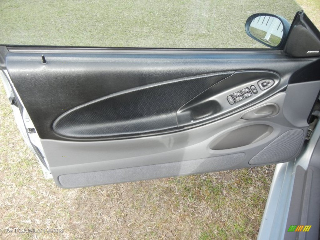 1995 Ford Mustang GT Convertible Gray Door Panel Photo #60403640