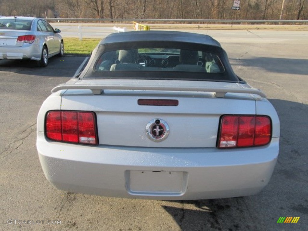 2006 Mustang V6 Deluxe Convertible - Satin Silver Metallic / Light Graphite photo #7