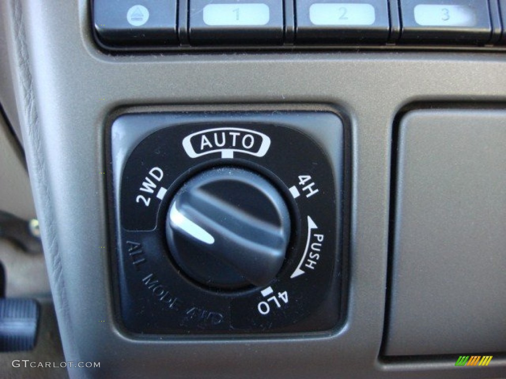 2001 QX4 4x4 - Titanium Metallic / Stone Beige photo #16