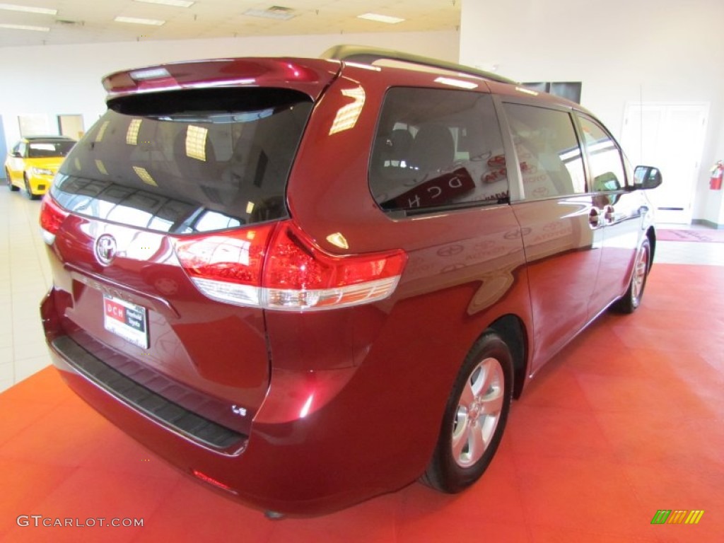 2011 Sienna LE - Salsa Red Pearl / Light Gray photo #8