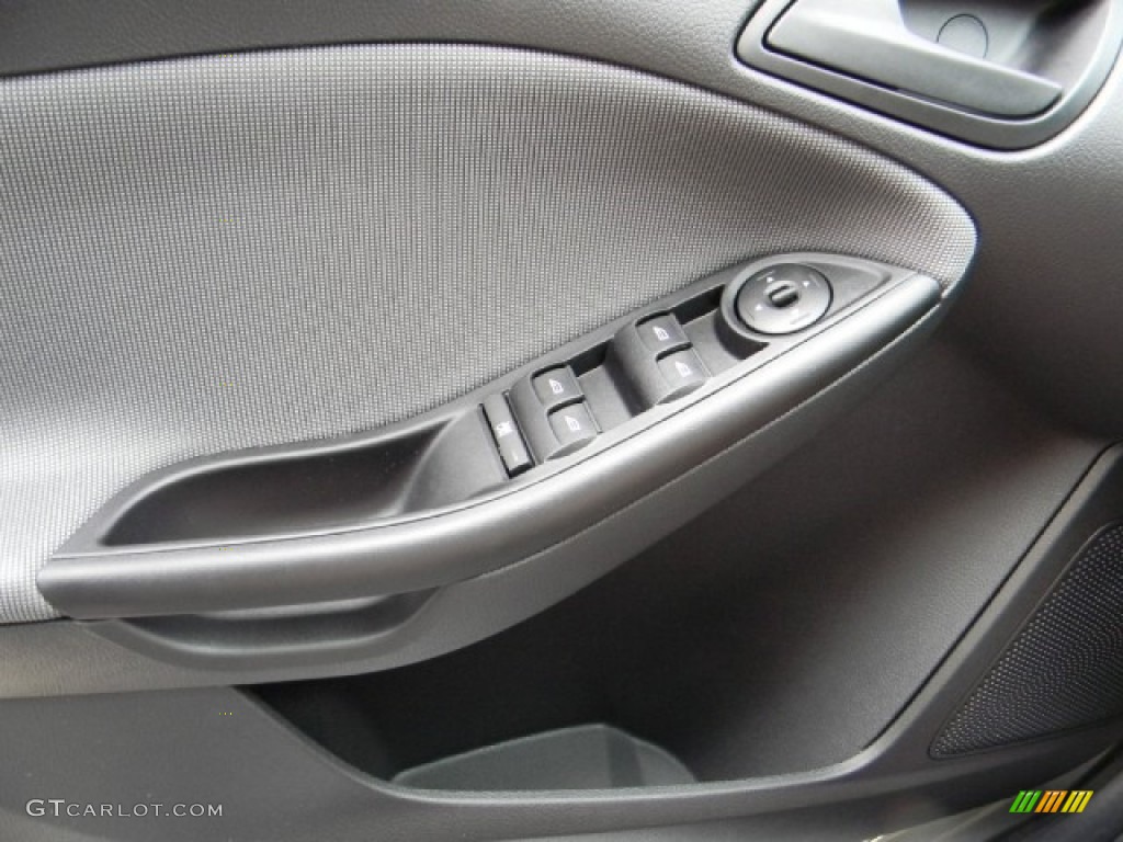 2012 Focus SE Sedan - Ingot Silver Metallic / Charcoal Black photo #12