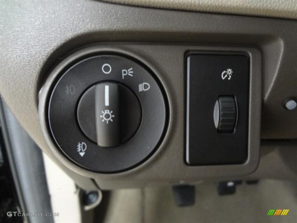 2009 Ford Focus SE Coupe Controls Photo #60460614