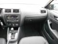 Black - Jetta SE Sedan Photo No. 15