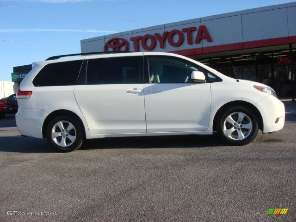 2011 Sienna LE - Super White / Bisque photo #2