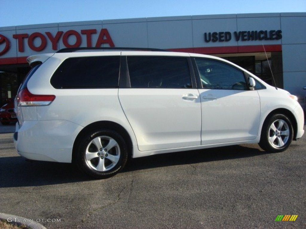 2011 Sienna LE - Super White / Bisque photo #3