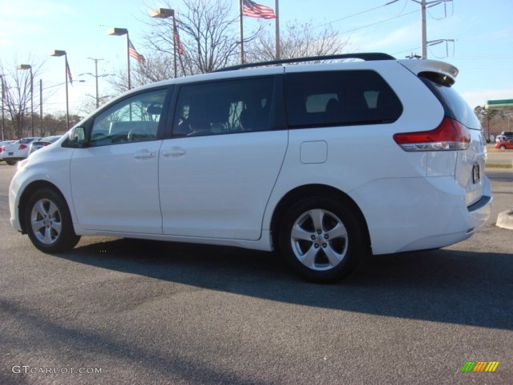 2011 Sienna LE - Super White / Bisque photo #4