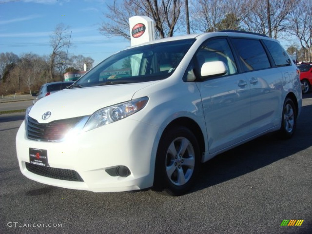 2011 Sienna LE - Super White / Bisque photo #6