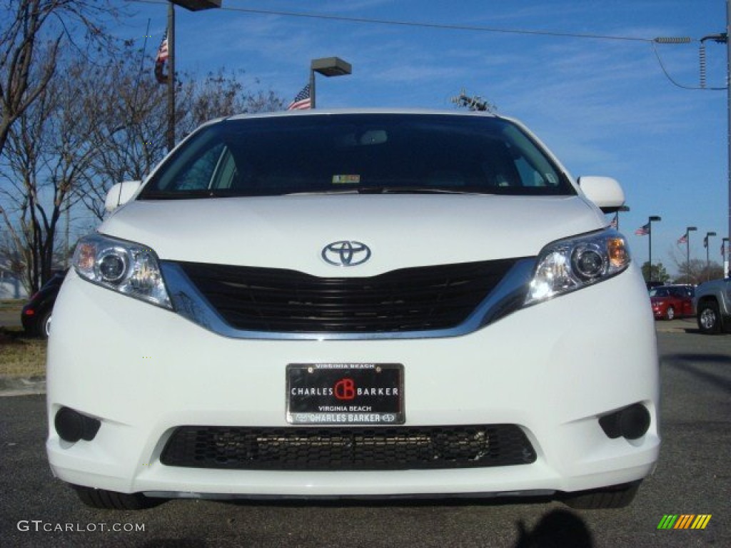 2011 Sienna LE - Super White / Bisque photo #7