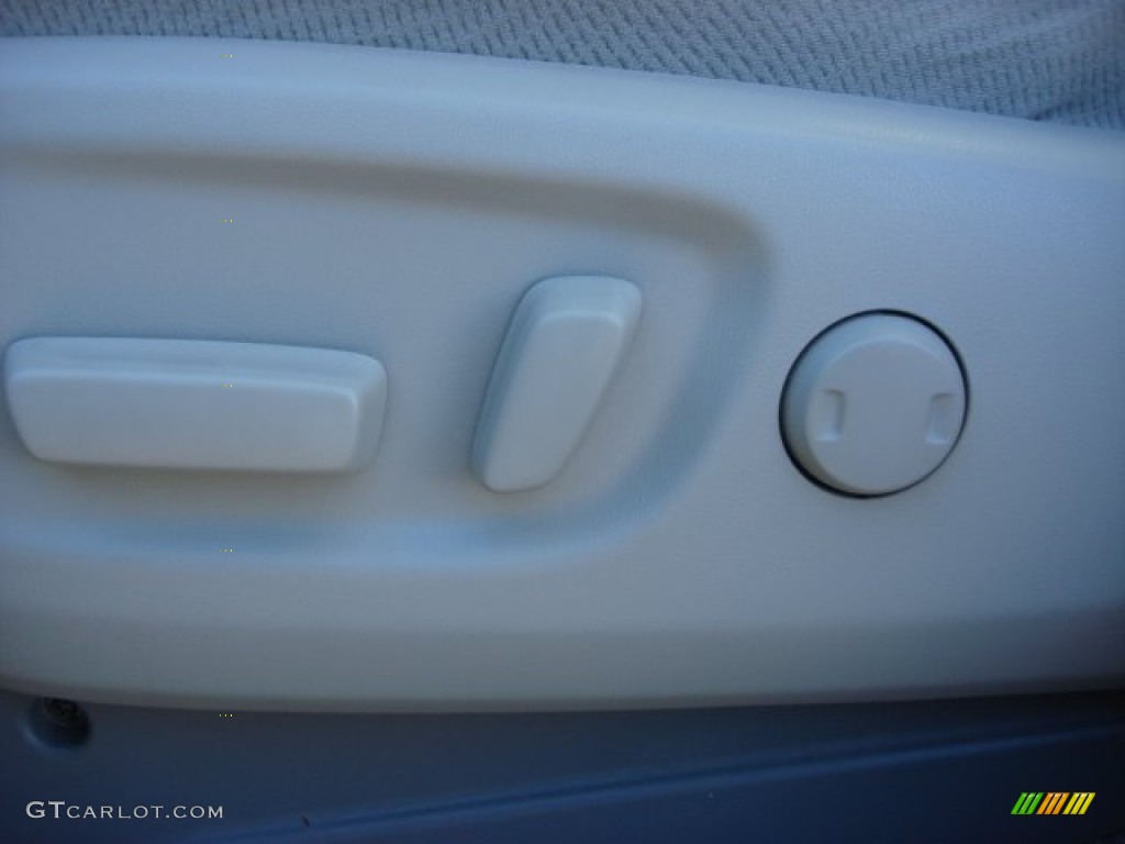 2011 Sienna LE - Super White / Bisque photo #12