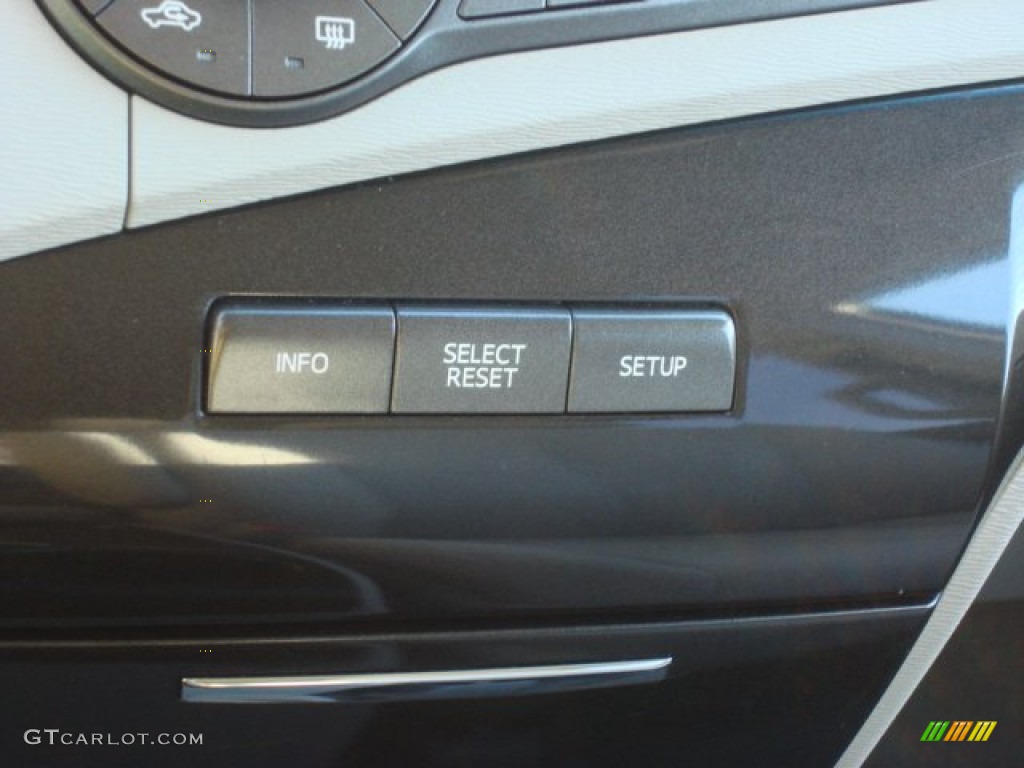 2011 Sienna LE - Super White / Bisque photo #19