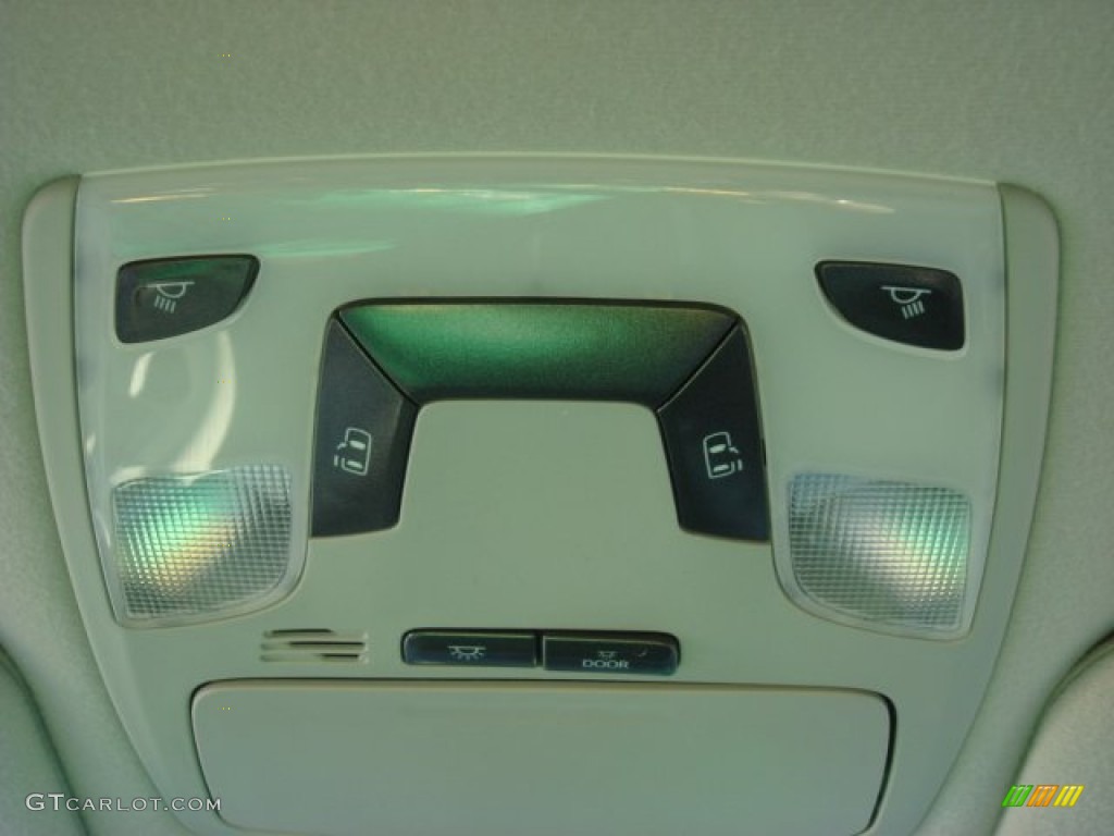2011 Sienna LE - Super White / Bisque photo #23