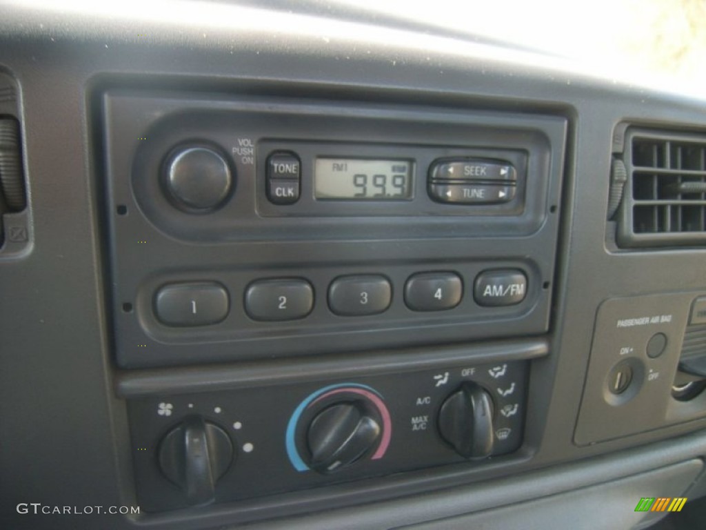 2003 Ford F250 Super Duty XL Regular Cab Audio System Photo #60505577