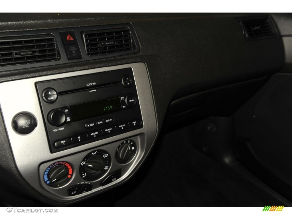 2005 Focus ZX3 SES Coupe - Liquid Grey Metallic / Charcoal/Charcoal photo #19